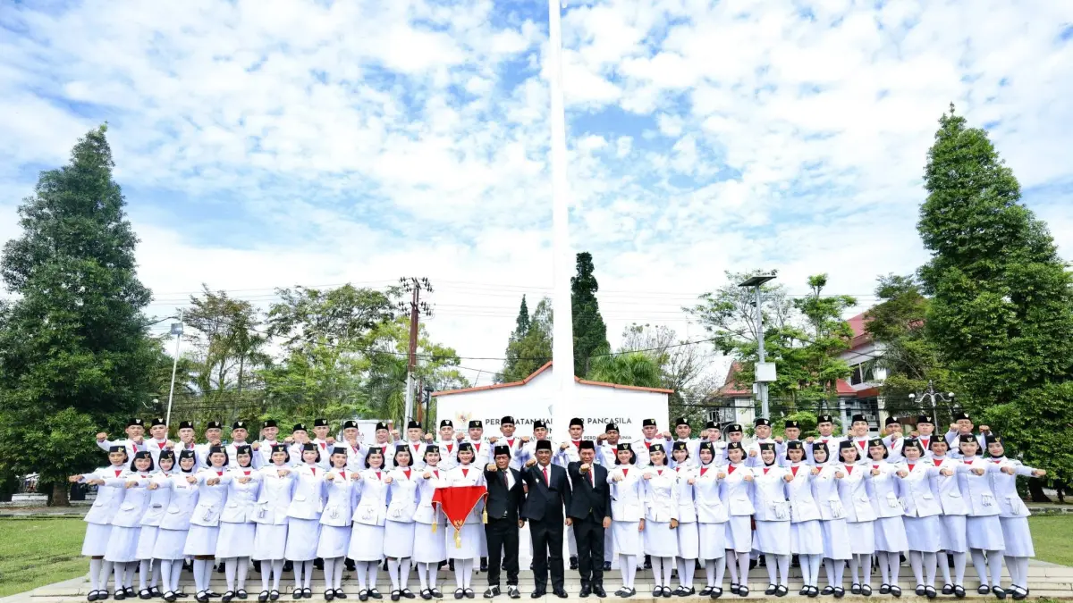 Gubernur Yulius Selvanus foto bersama pasukan pengibar bendera usai upacara peringatan Hari Lahir Pancasila, Senin (1/6).

