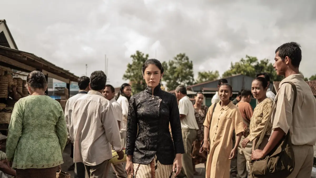 Kebaya janggan yang dikenakan oleh Jeng Yah (Dian Sastrowardoyo) dalam serial Gadis Kretek. (Dok Foto: Netflix).
