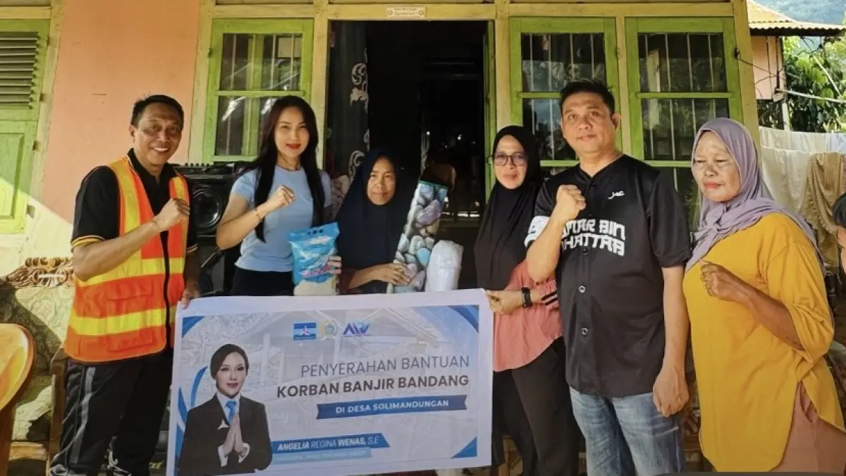 Penyerahan bantuan untuk para korban bencana di Bolmong oleh legislator Angelia Wenas.

