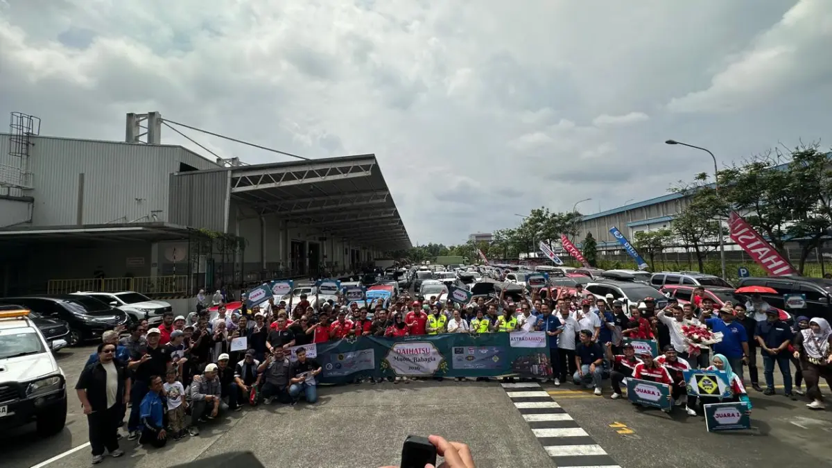 Perwakilan 21 Daihatsu Official Club berfoto bersama dalam kegiatan Club Leader Meet Up 2026 di Jakarta, 19 Mei 2026. Acara ini menjadi ajang silaturahmi dan penguatan sinergi antara Daihatsu dengan komunitas pengguna di seluruh Indonesia. (Dok. ADM)