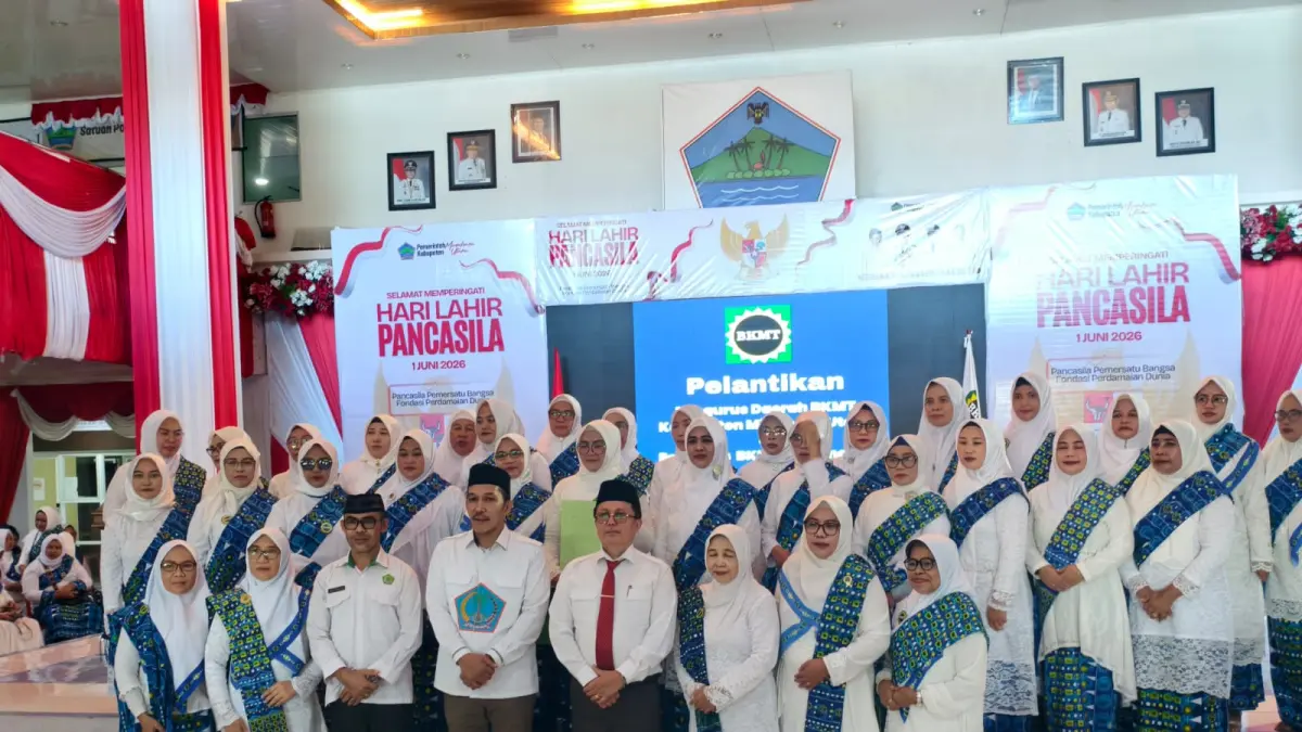 Swa Foto bersama pengurus BKMT Minut saat usai dilantik di Atrium