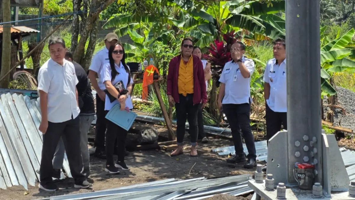 Tim Dinas Kominfo Kota Bitung bersama pemerintah setempat dan pihak yang membangun tower saat peninjauan lapangan April lalu.(Dok Istimewa)