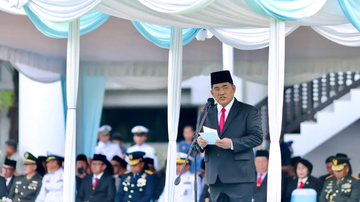 Upacara memperingati Hari Lahir Pancasila Tahun 2026 di halaman Kantor Gubernur Sulawesi Utara, Senin (1/6), dengan Inspektur Upacara Gubernur Yulius Selvanus.

