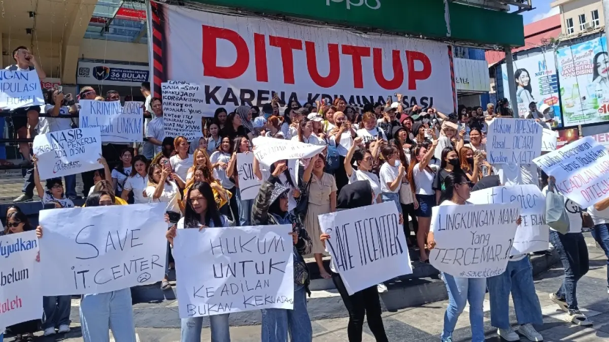Aksi damai yang dilakukan ratusan karyawan dan tenant IT Center Manado