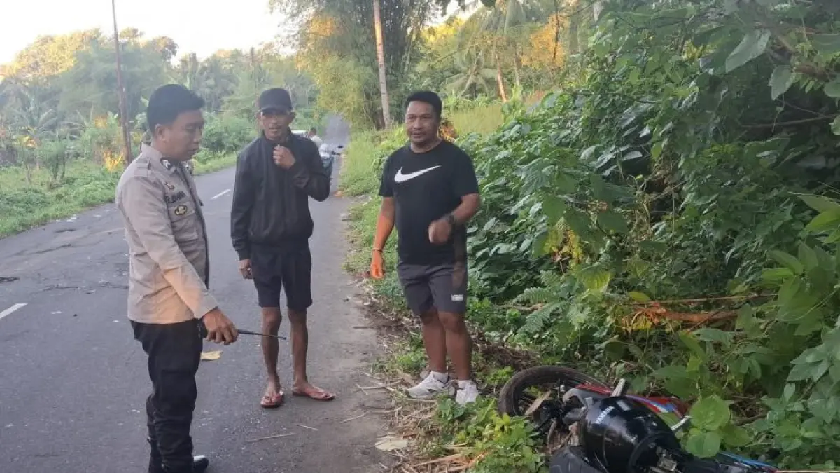 BERGERAK: Aparat kepolisian saat mengamankan area TKP dan berkoordinasi dengan pihak terkait, Selasa (2/6)
