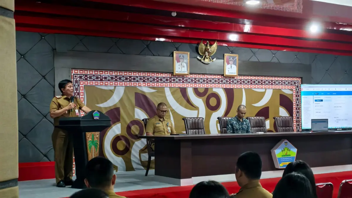 Dorong Digitalisasi-Sekretaris daerah Pamkab Minut Novly Wowiling saat memberikan arahan dalam pelatihan Teknis Call Center 112.
