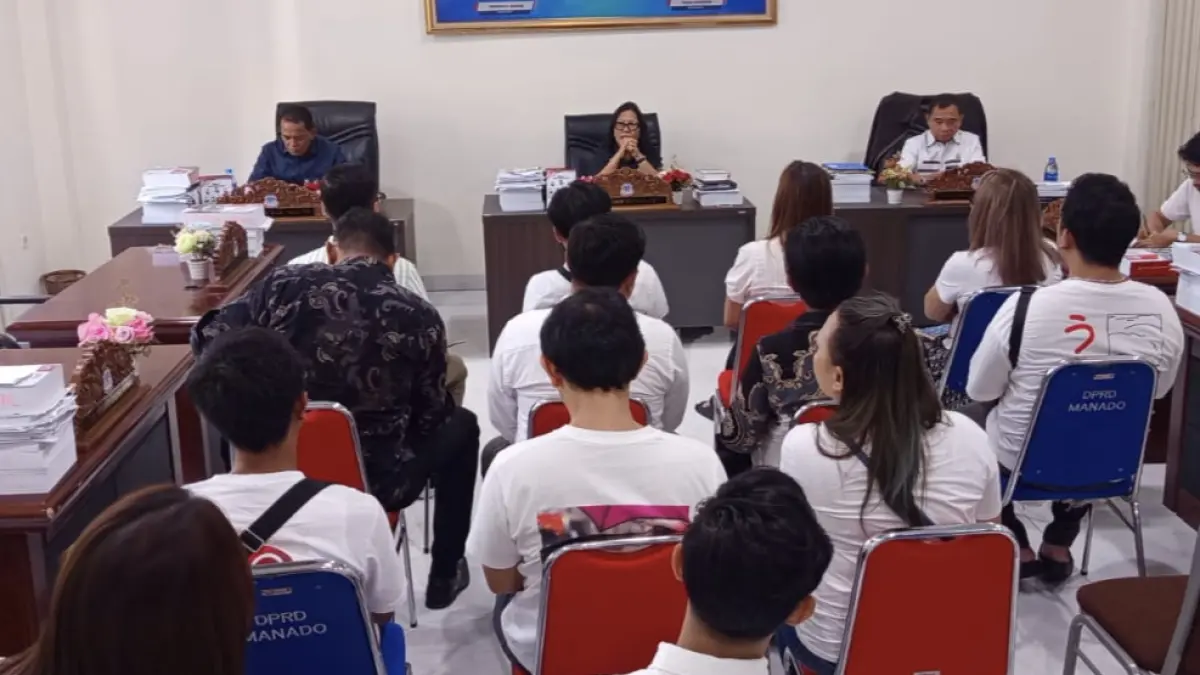 Komisi 3 DPRD Manado saat menerima dan mendengarkan aspirasi sejumlah penghuni IT Center, Selasa (2/6)