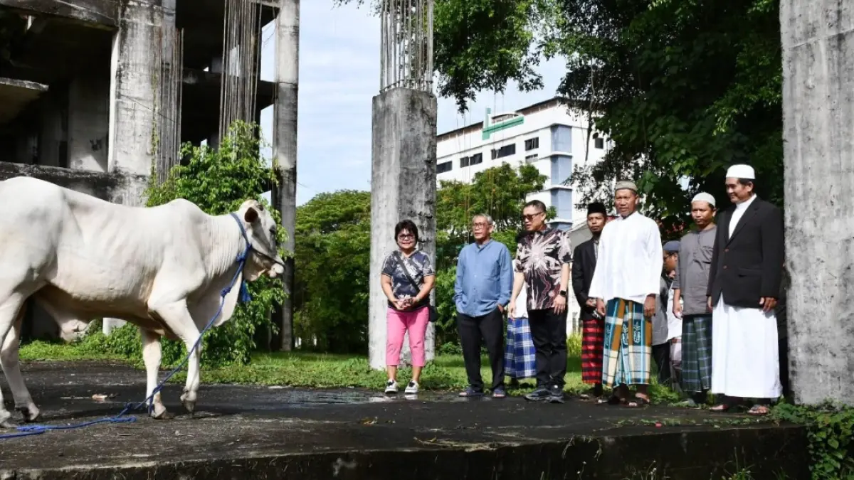 Proses penyerahan hewan kurban dari Rektor Unsrat Prof Berty Sompie 