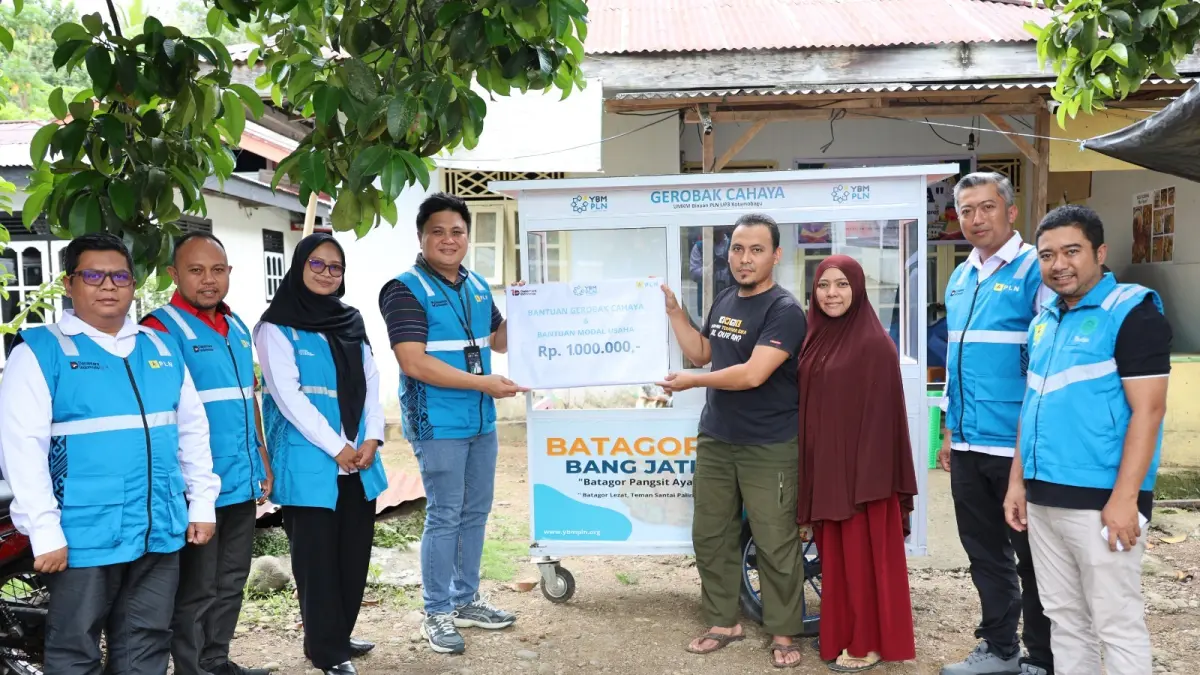 PT PLN (Persero) melalui YBM PLN UP3 Kotamobagu menyalurkan bantuan program "Gerobak Cahaya" kepada para pelaku UMKM di Desa Mongkonai Barat, Kecamatan Kotamobagu Barat.
