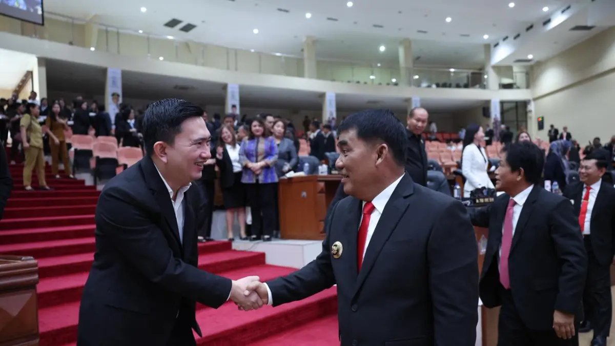 Rocky Wowor bersama Gubernur Sulut Yulius Selvanus usai paripurna DPRD Sulut, Selasa (2/6).