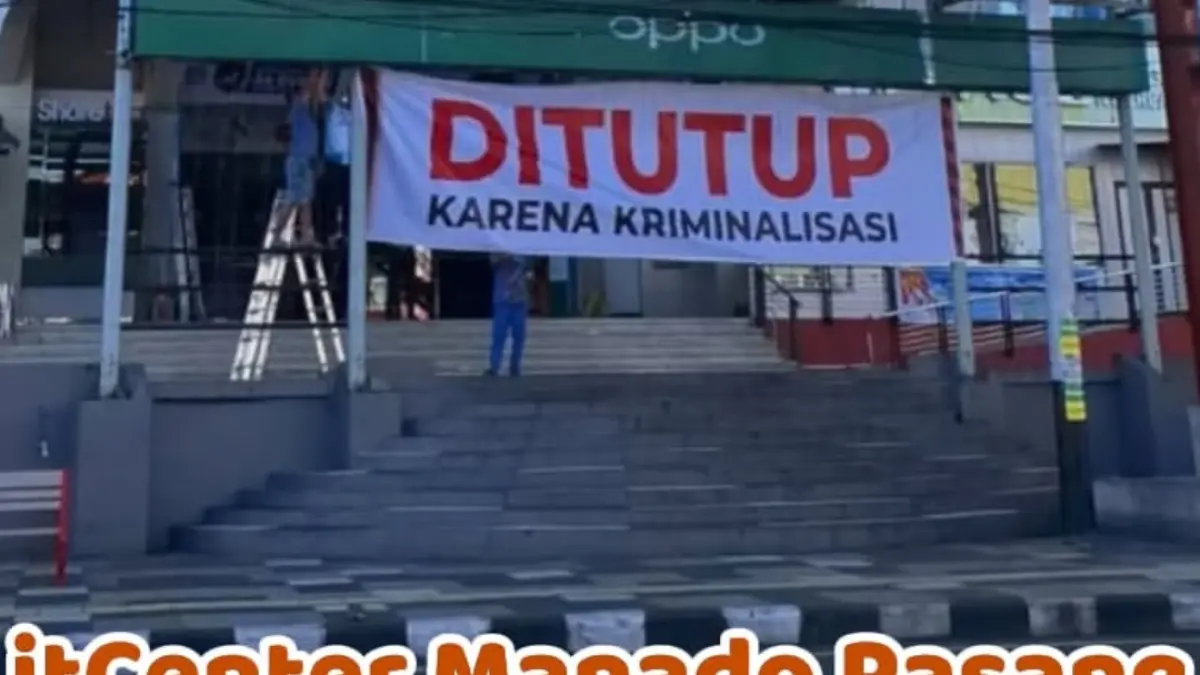 Spanduk bertuliskan IT Center ditutup karena kriminalisasi.