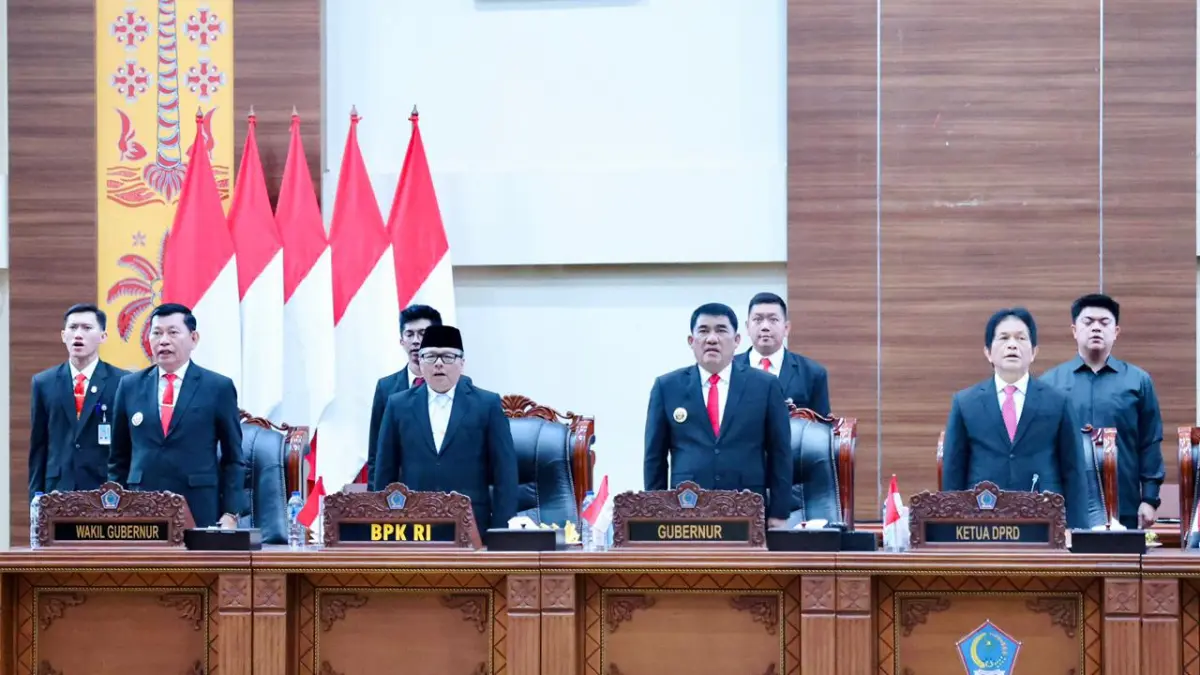 Suasana paripurna DPRD Sulut terkait penyampaian LHP BPK RI, Selasa (2/6).