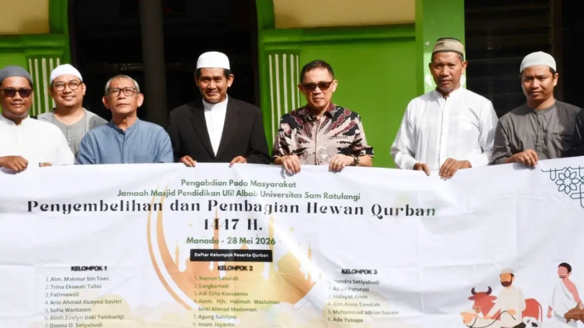 Wujud Kepedulian dan Kebersamaan, Rektor UNSRAT Prof Sompie Serahkan Hewan Kurban di Masjid Ulil Albab