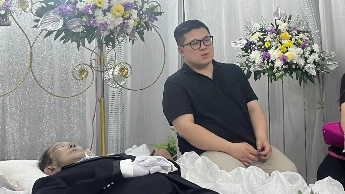 Billy Lombok, putra Prof Jan Lombok mendampingi jenazah almarhum di rumah duka.
