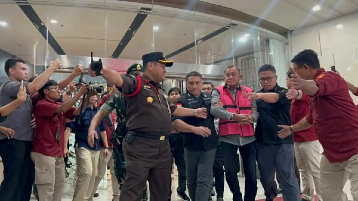EKS: Kejaksaan Agung menahan Lodewyk Pusung, terlihat dirinya sudah memakai rompi pink dan diborgol.