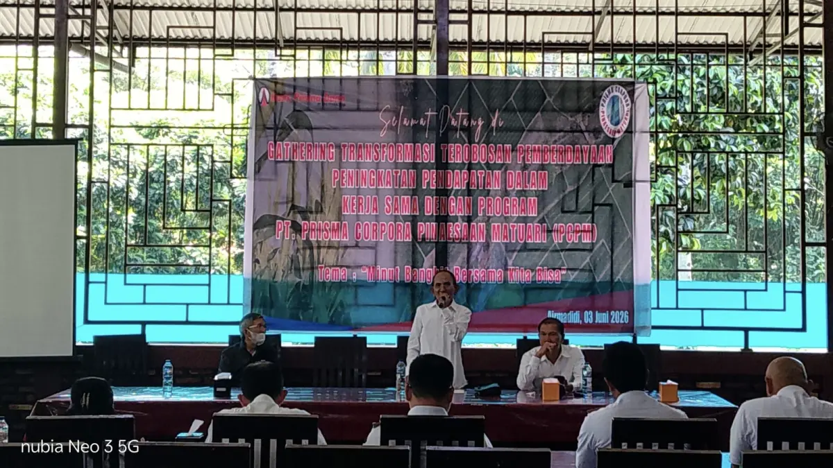 Wakil Direktur sekaligus Direktur Pengembangan Bisnis dan Jaringan PCPM, Dr. James Ch. Salibana saat membawakan sambutan dalam gathering bertajuk “Minut Bangkit Bersama Kita Bisa” di Rumah Makan Tedu Matuari Zero Point Minut. 

