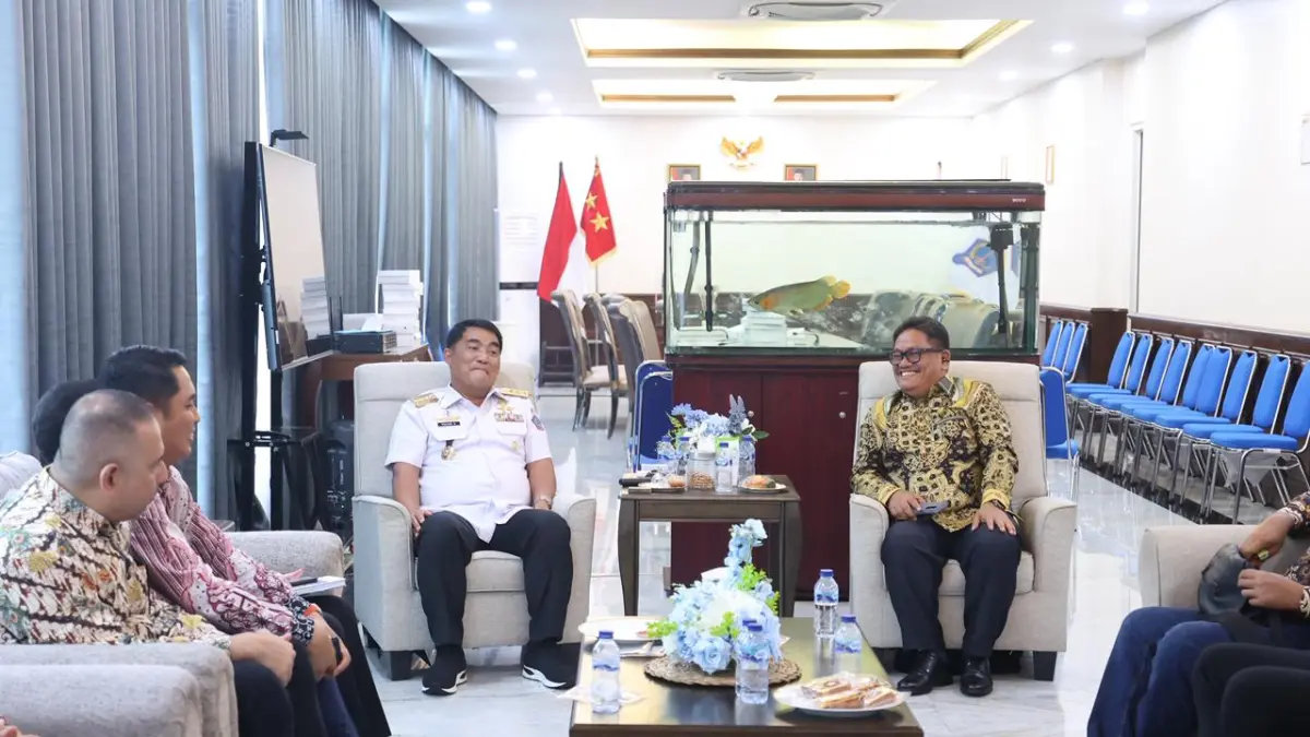 Gubernur Sulawesi Utara Mayjen TNI (Purn) Yulius Selvanus SE saat menerima audiensi jajaran PT PLN (Persero) Unit Induk Distribusi (UID) Suluttenggo.