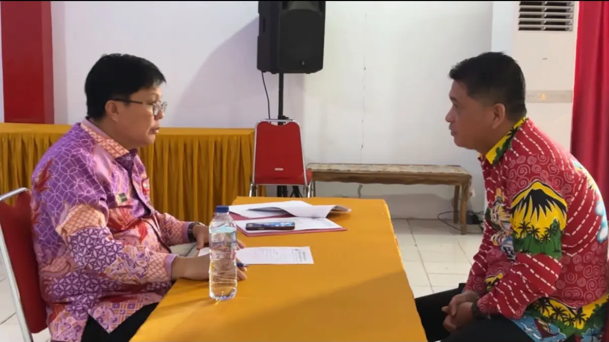 Sekretaris Daerah Minut Novly Wowiling saat melaksanakan Seleksi Uji Kompetensi bagi pejabat pengawas dan administrator di Kantor BKPSDM Minut. 
