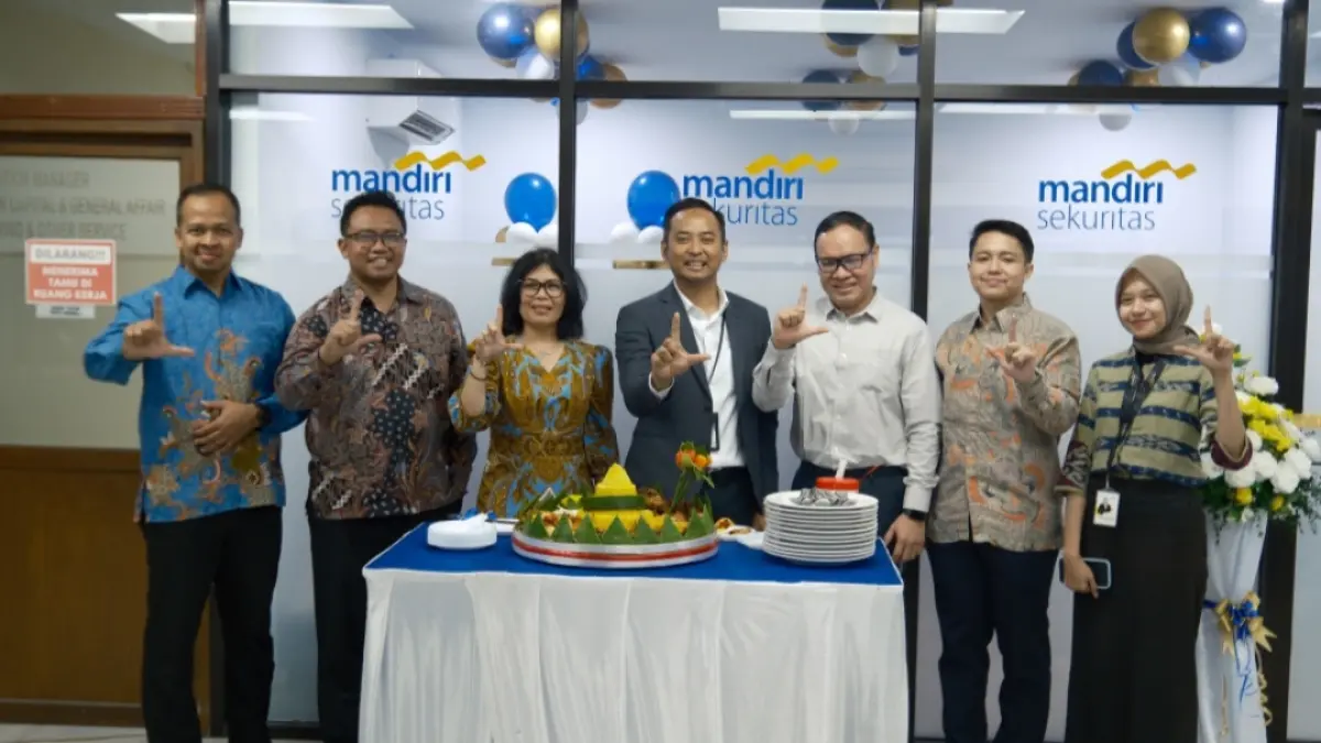 Dari Kiri ke Kanan: Hadiyansyah - Head of Financial Market Analysis Mandiri Sekuritas, Yulius Kurniawan - Head of Retail Sales & Distribution Mandiri Sekuritas, Theodora V.N Manik - Direktur Retail Mandiri Sekurita, Rd. Darojat Wirabuana - Area Head Manado Bank Mandiri, Frangky Mogi- SME Banking Center Head Bank Mandiri Manado, Muh. Alvin Ghaniya - Head of Branch Makassar Mandiri Sekuritas, dan Intan Rizkita Relationship Manager Mandiri Sekuritas Manado.&nbsp;
