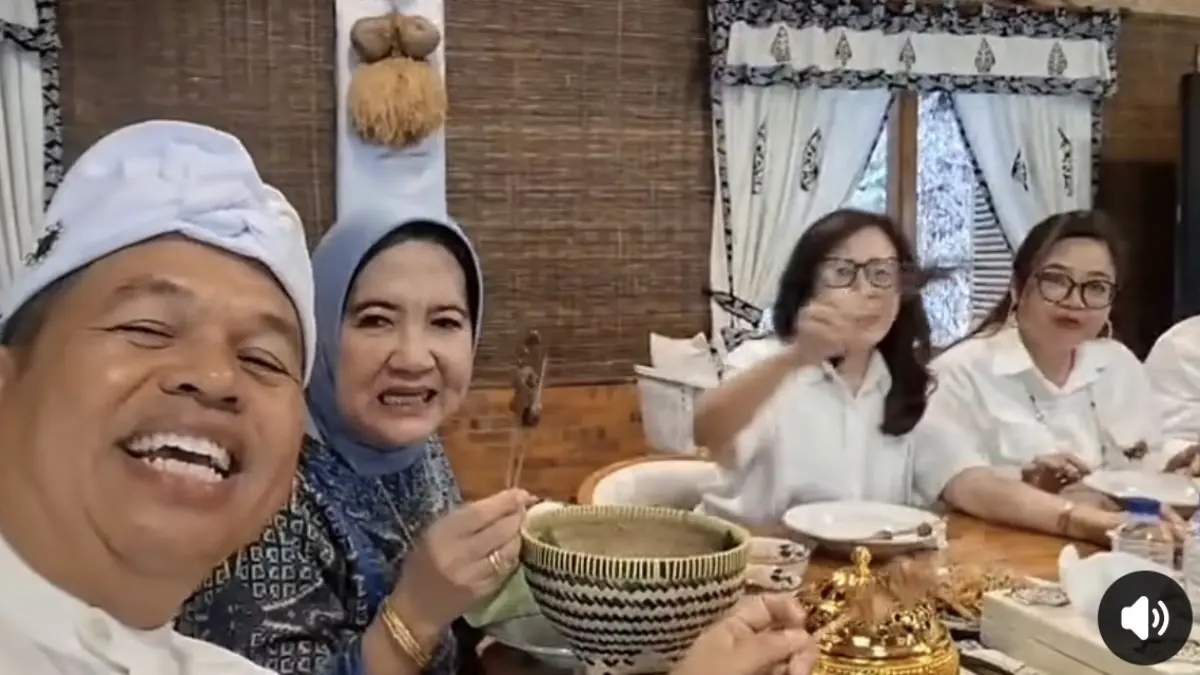 Kang Dedi Mulyadi, Gubernur Jawa Barat makan bareng dengan Ibunda Seskab Teddy Indra Wijaya bersama rombongan dari Manado (FB KDM)