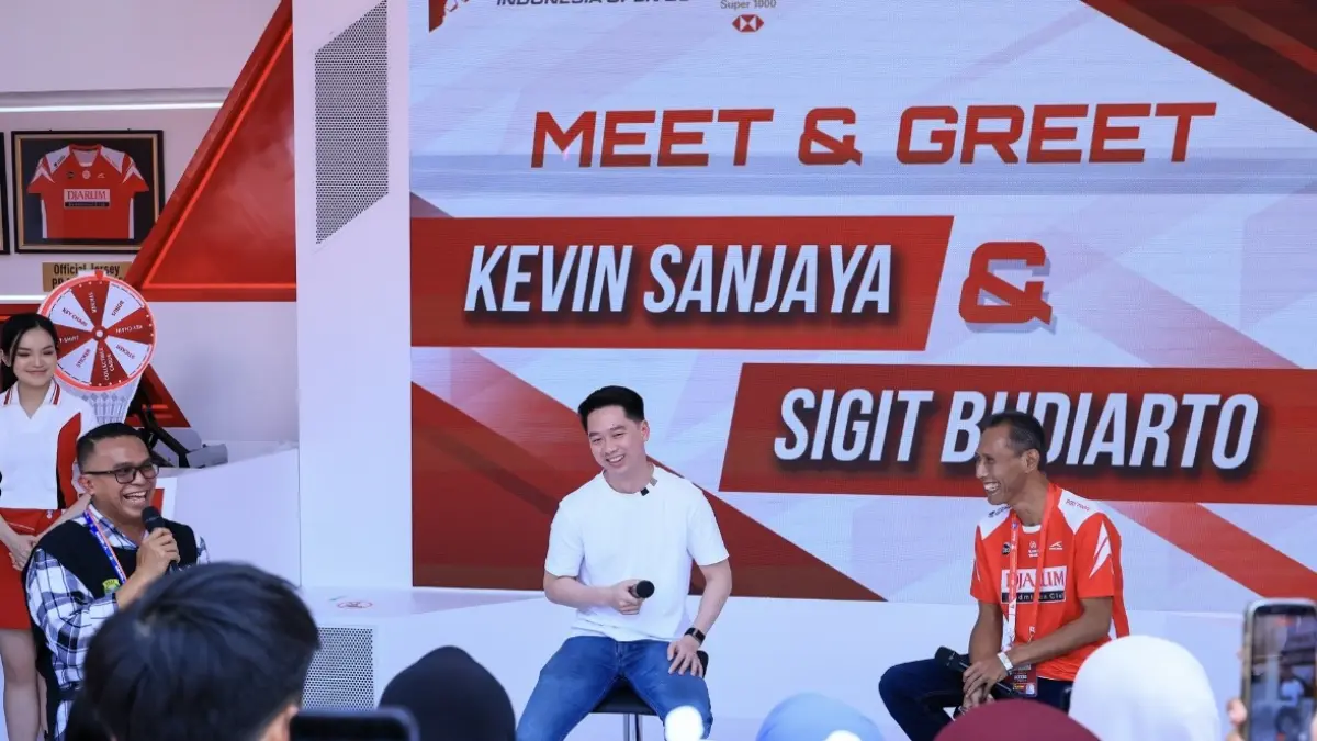 Kevin Sanjaya (tengah) hadir dalam sesi meet and greet di booth Djarum Foundation pada ajang Polytron Indonesia Open 2026 di Istora Gelora Bung Karno, Jakarta, Jumat (5/6).