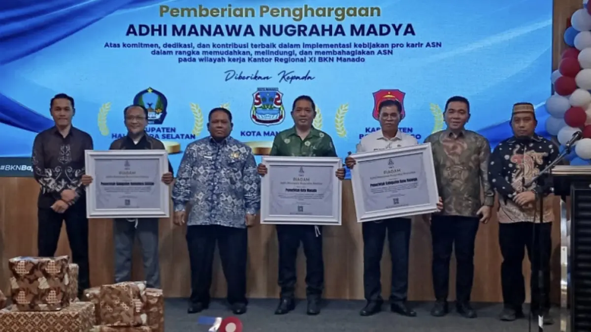APRESIASI: Sekkot Manado bersama Kepala BKPSDM saat menerima penghargaan dari BKN, Sabtu (6/6)