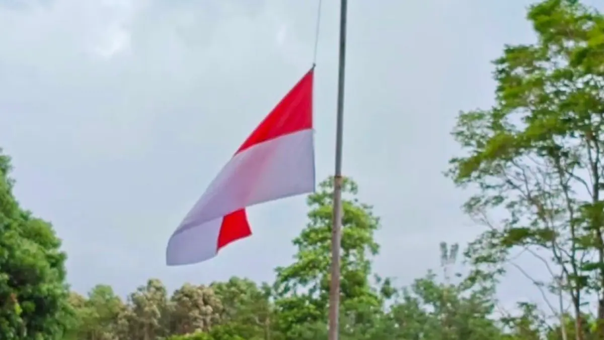 Bendera setengah tiang yang di UNIMA jadi simbol duka.