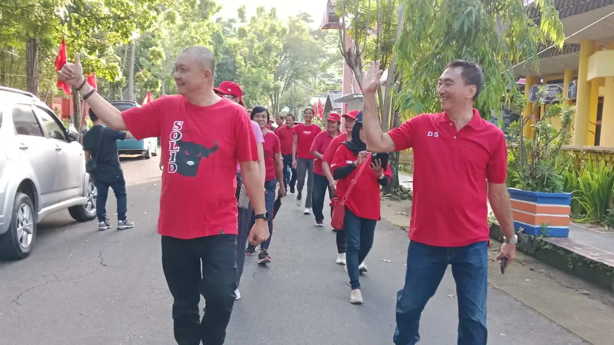 Ketua DPC PDI Perjuangan Kabupaten Sangihe, Denny Roy Tampi, dan Bendahara Demsy Sumendap, memimpin kegiatan jalan sehat dalam rangka memperingati Bulan Bung Karno, Sabtu (6/6/26).
