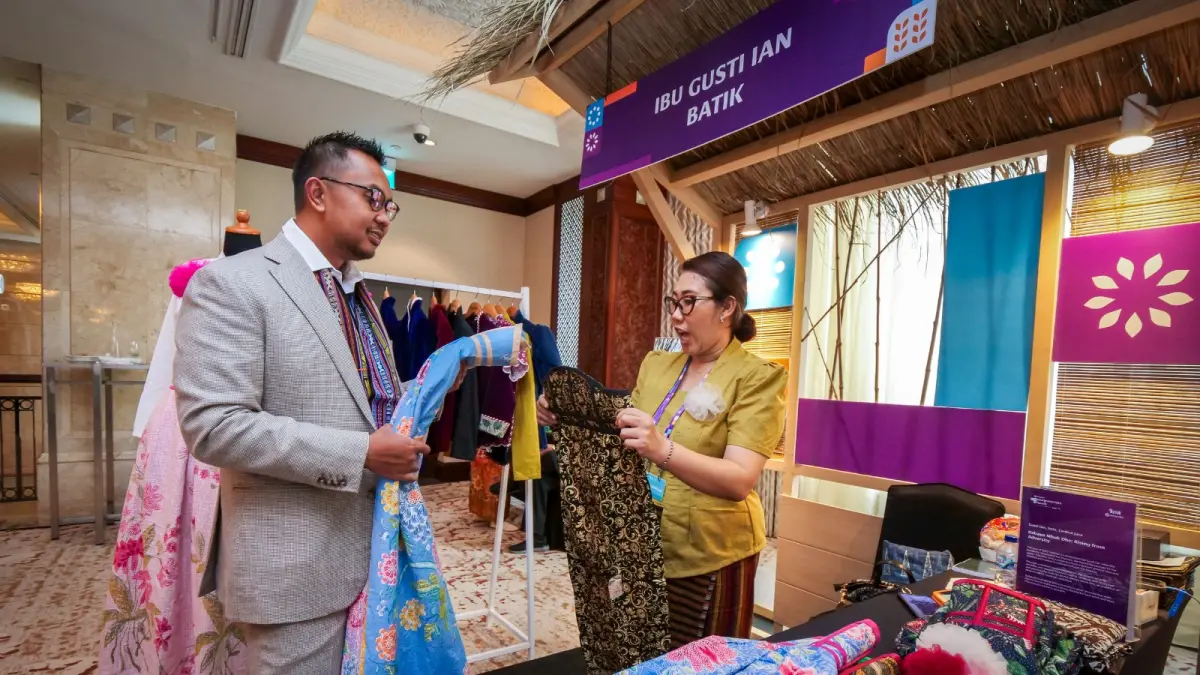 Andi Taufan Garuda Putra, Founder dan CEO Amartha Financial, mengunjungi salah satu stan mitra Amartha,  ‘Kebaya Mbok Dhe’ asal Surakarta, dalam acara The 2026 Asia Grassroots Forum.