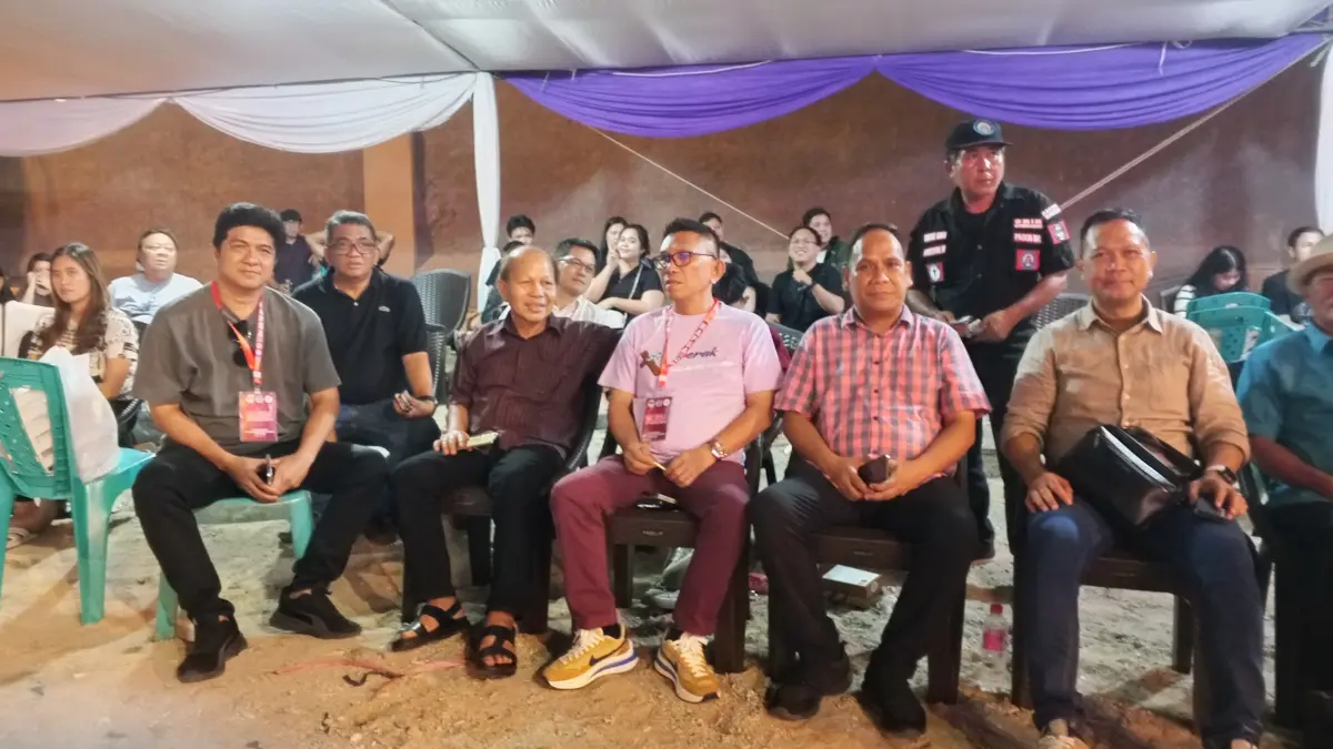 Ketua HRG Getsemani Sakobar Pnt Marlen Tatumpe (paling kiri) dan Ketua Komisi P/KB Getsemani Sakobar Pnt Reinhard Tololiu saat menyaksikan lomba band rohani Hapsa P/KB GMIM.
