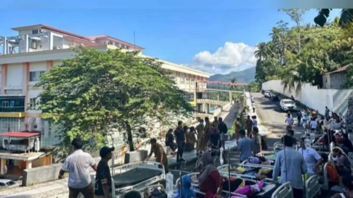 Nampak para pasien dievakuasi keluar ruangan saat terjadi gempa bumi Magnitudo 7, 7, Senin (8/6/26).
