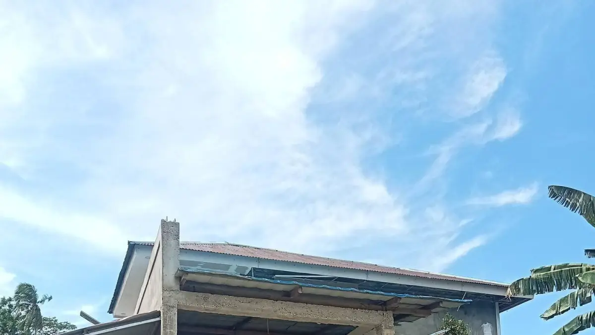 Nampak salah satu rumah warga di Kawio, Kecamatan Marore, Sangihe yang rusak parah akibat gempa.
