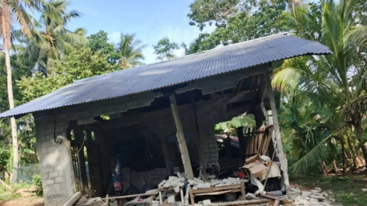 Nampak salah satu rumah warga di Pulau Kawio, Kecamatan Marore, Sangihe mengalami kerusakan parah akibat gempa. Foto :Ist