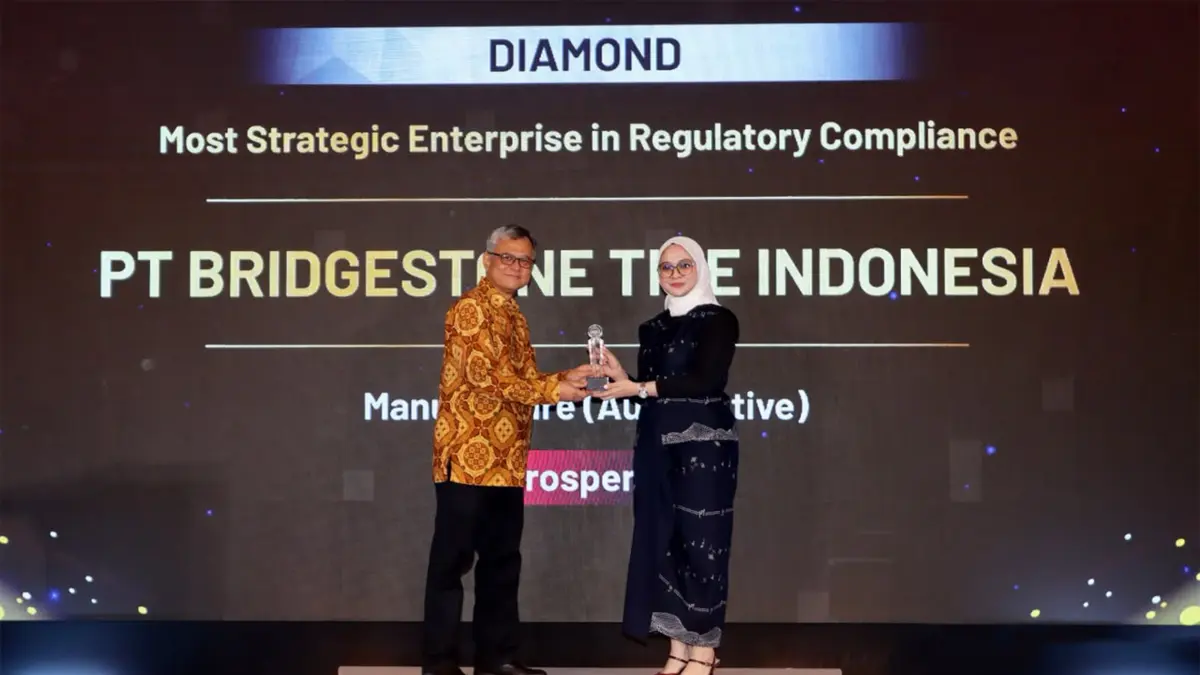 Nindia P. Riswandi, Compliance Senior Officer Bridgestone Indonesia (kanan) menerima penghargaan IRCA 2026 dari Ahadi Bayu Tedjo, Board of Advisor Hukumonline (kiri)