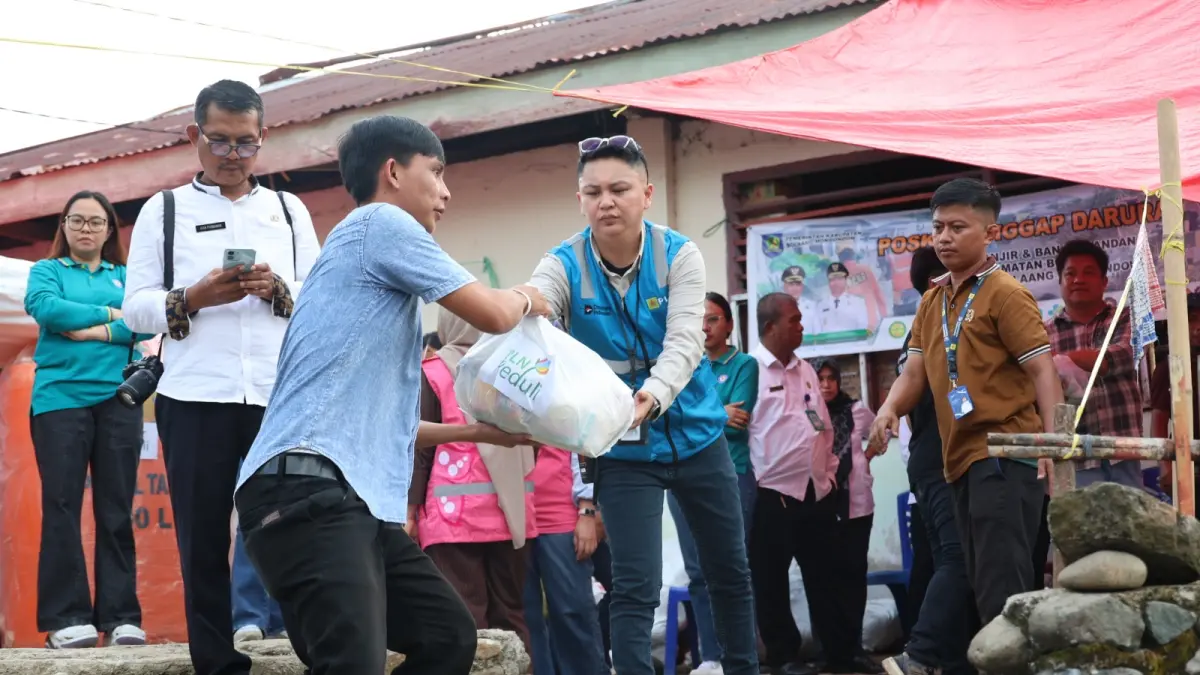 Penyerahan bantuan PLN untuk korban banjir bandang.