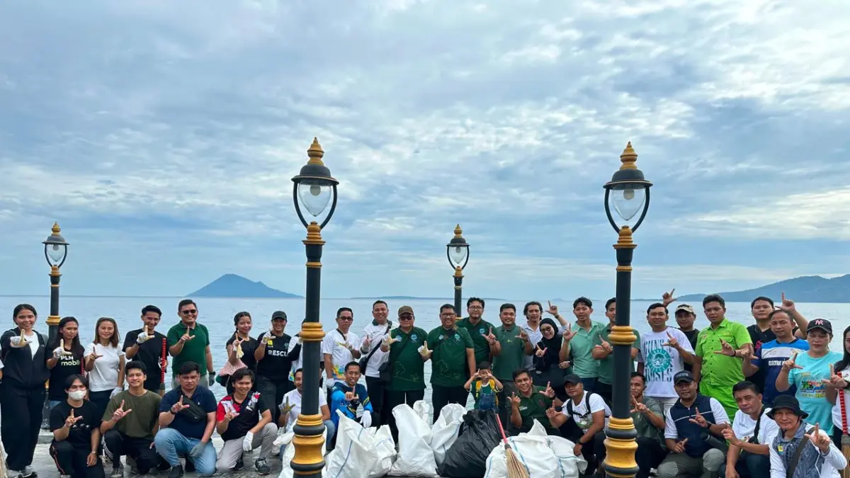 PLN UID Suluttenggo dan Pemprov Sulut Bersihkan Kawasan Malalayang Beach Walk