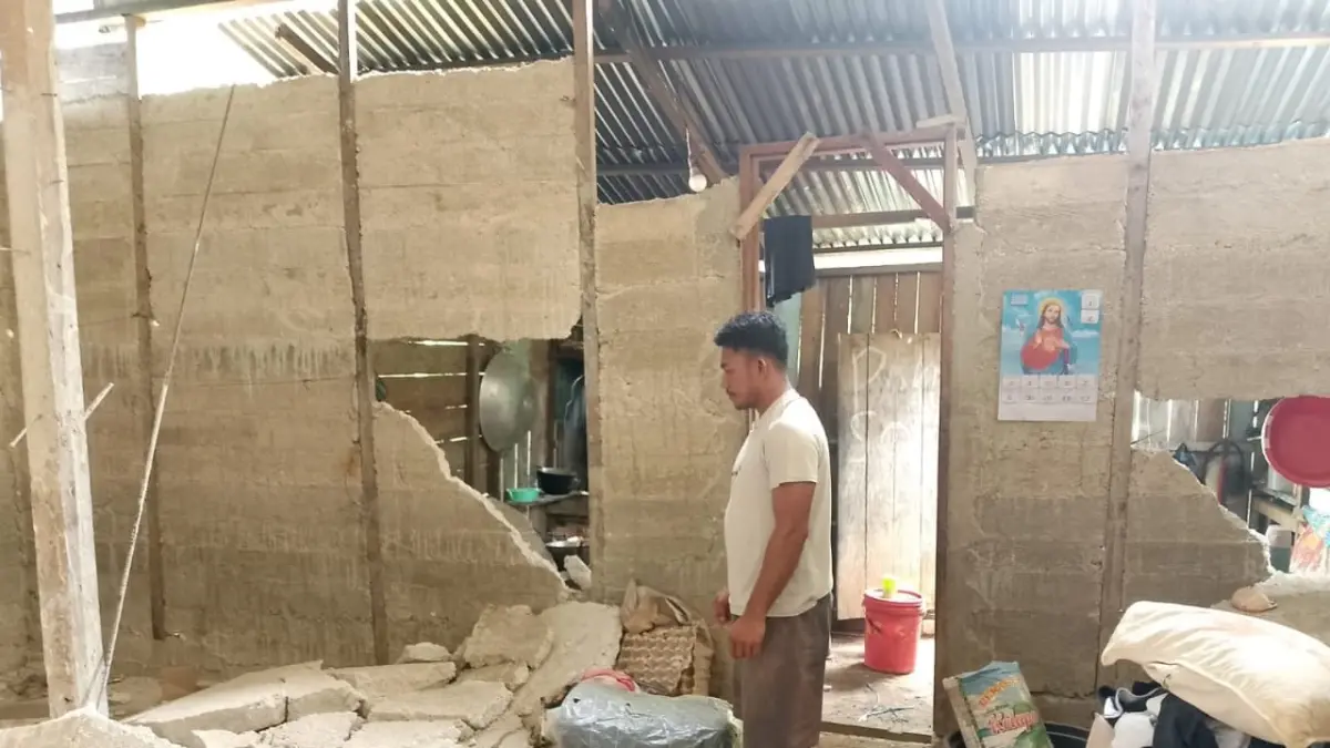Rusak Parah : Nampak kondisi rumah milik Keluarga Poae - Barahama, warga kampung Kawio.
