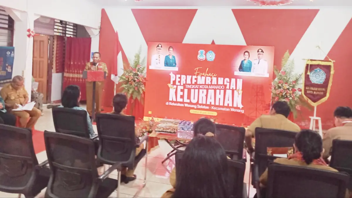 SIAP: Kepala Dinas Sosial saat menyampaikan sambutan dalam pembukaan pelaksanaan Evaluasi Perkembangan Kelurahan 2026, Senin (8/6) di Kelurahan Wenang