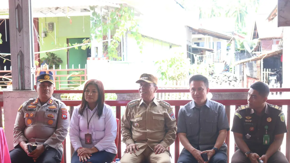 TURUN LANGSUNG: Bupati Franky Donny Wongkar (FDW) bersama jajaran "Full Team" Forkopimda Minsel dalam sehari turun ke Desa Sapa Timur dan Desa Pakuweru Utara Senin (8/6).
