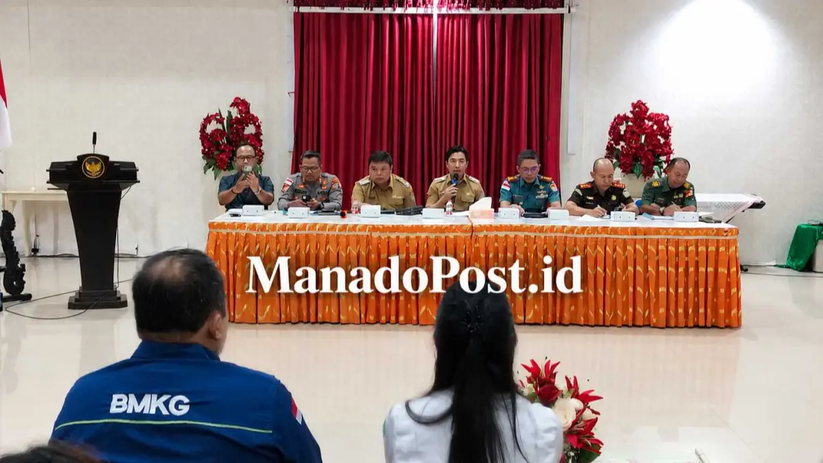 Bupati Michael Thungari didampingi Wabup Tendris Bulahari memimpin rapat koordinasi terkait penanganan korban bencana gempa bumi di kecamatan Marore, Sangihe, Selasa (9/6/26).