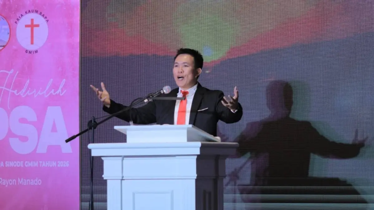 Pdt Stefanus Ferli Mawitjere saat tampil di panggung Lomba Baca Mazmur Seri A1 Hapsa P/KB GMIM 2026, dari Jemaat Sion Teling Sentrum