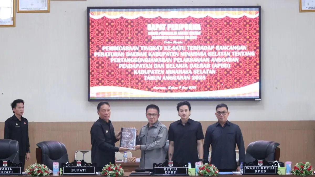 RESMI: Bupati FDW saat menghadiri Rapat Paripurna DPRD Minsel dengan agenda Pembicaraan Tingkat Kesatu terhadap Ranperda Pertanggungjawaban Pelaksanaan APBD TA 2025, Selasa (9/6).