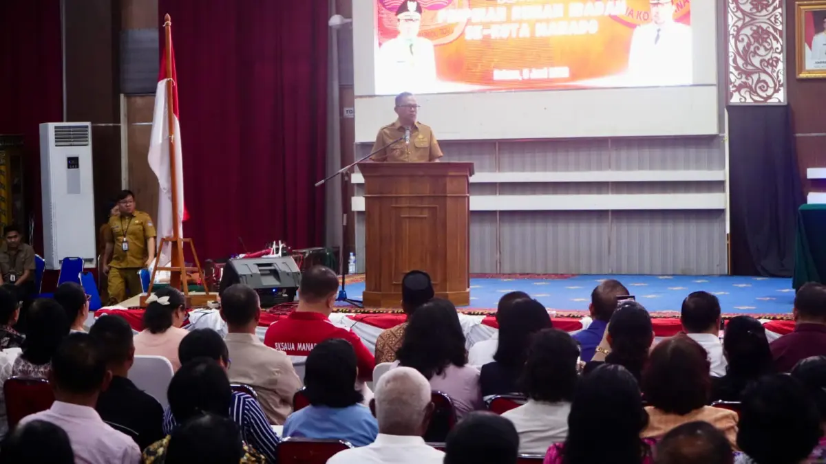 AJAK: Wakil Wali Kota dr Richard Sualang saat menyampaikan sambutan di depan para tokoh agama se Kota Manado, Selasa (9/6) di Aula Serbaguna Pemkot