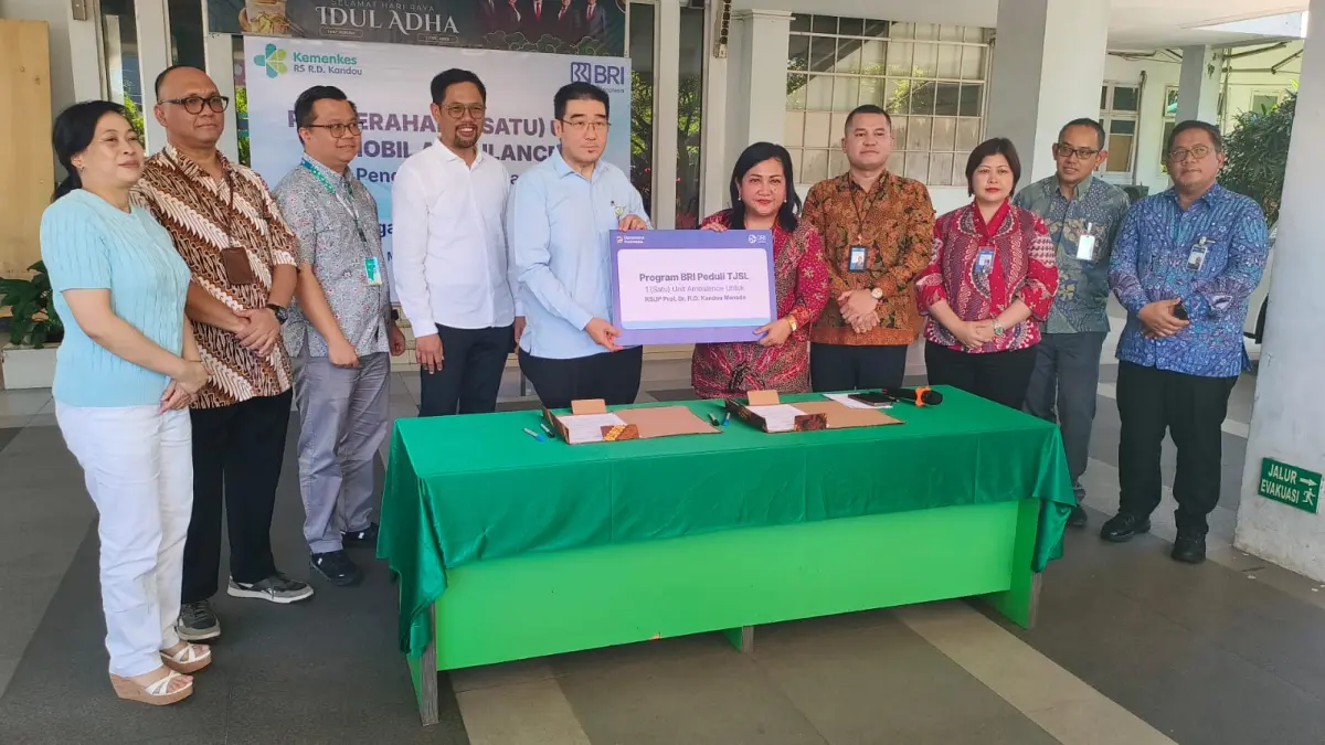 BRI Region 16 Manado menyerahkan bantuan satu unit mobil ambulans kepada RSUP Prof Dr RD Kandou Manado.