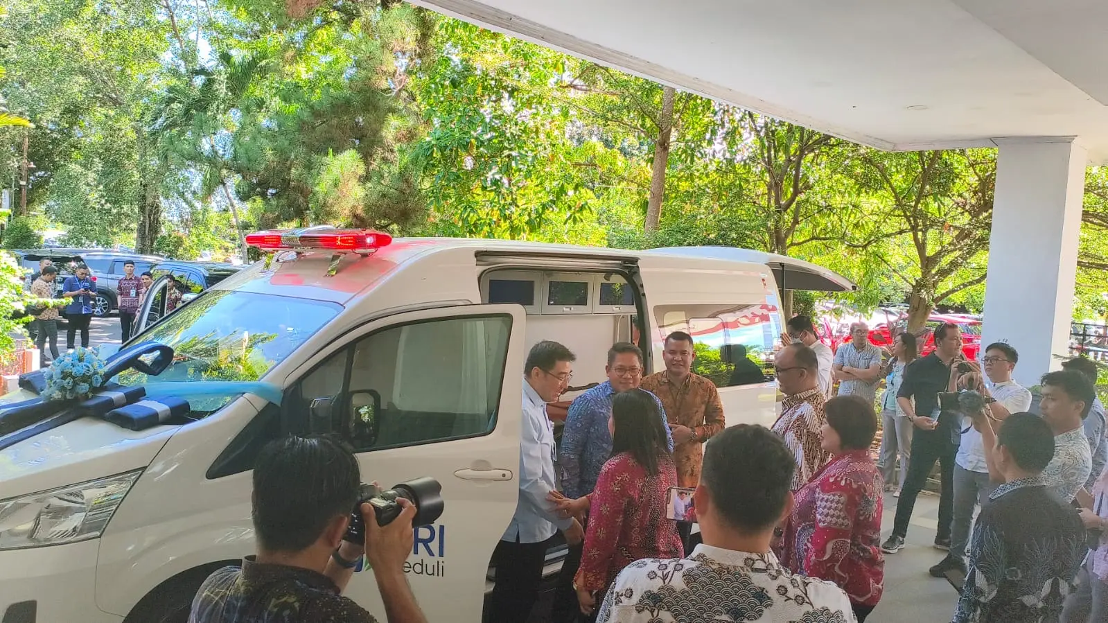 Direksi RSUP Kandou bersama perwakilan BRI  meninjau langsung kendaraan ambulans yang baru diserahkan.