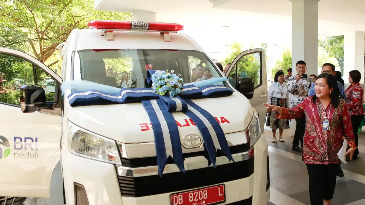 Regional CEO BRI&nbsp; Region 16 Manado, Elisabeth Primasari saat penyerahan CSR Mobil Ambulans untuk RSUP Kandou, Rabu (10/6)