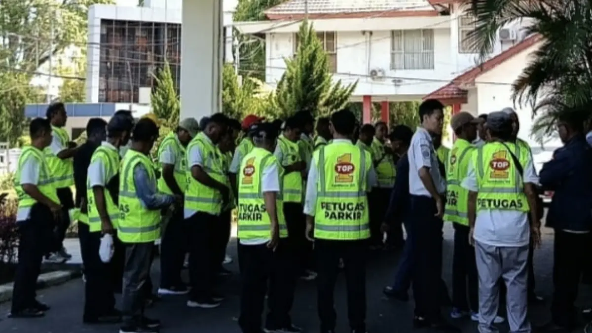 RESMI: Para juru parkir saat diberi rompi oleh Pemerintah Kota, Rabu (10/6) di halaman Kantor Wali Kota Manado