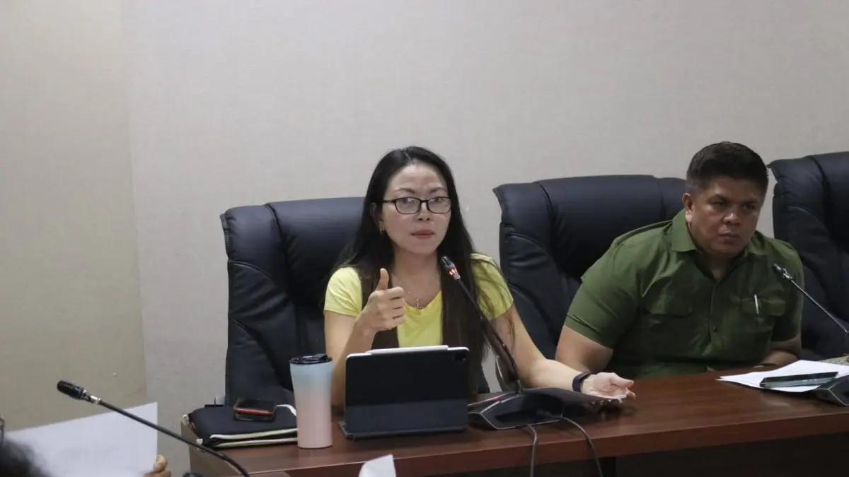 Anggota Pansus DPRD Cindy Wurangian dalam rapat penyempurnaan dokumen RTRW.