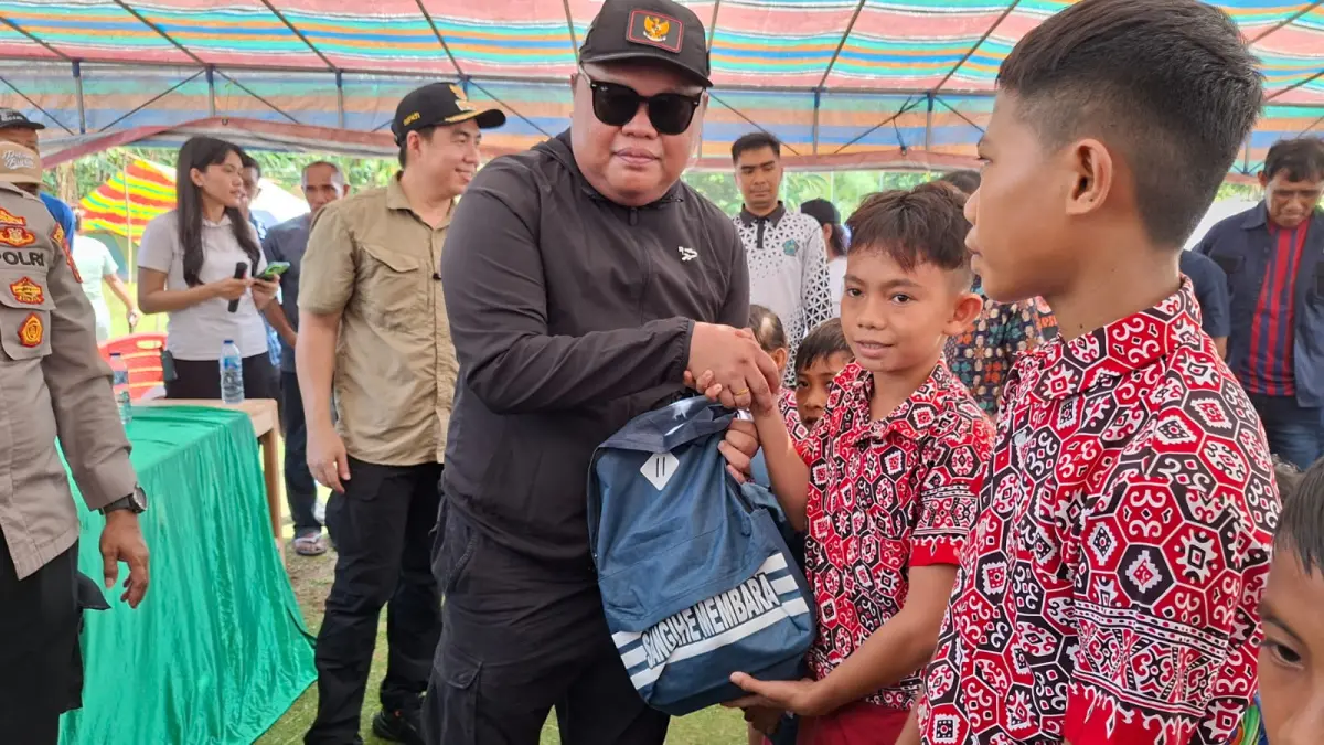 Bupati Michael Thungari Kunjungi Kampung Kawio, Korban Bencana Terima Bantuan dan Layanan Kesehatan Gratis