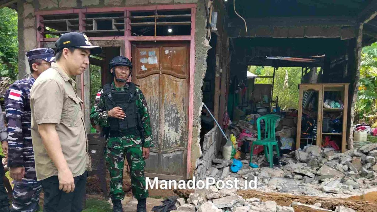 Bupati Michael Thungari melihat langsung kondisi rumah warga yang rusak akibat gempa bumi di Kampung Kawio, Kecamatan Marore Sangihe 
